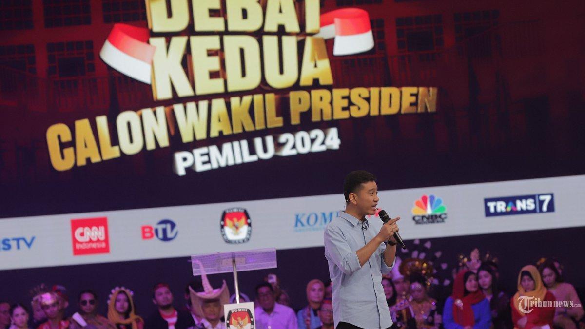 Calon Wakil Presiden Nomor urut 2 Gibran Rakabuming Raka memaparkan visi dan misi saat acara Debat Calon Wakil Presiden 2024 di JCC Senayan, Jakarta Pusat, Jumat (22/12/2023). Debat Pilpres 2024 seri kedua mengangkat tema debat yaitu Ekonomi kerakyatan dan digital, Keuangan, Investasi, Pajak, Perdagangan, Pengelolaan APBN-APBD, Infrastruktur dan Perkotaan.