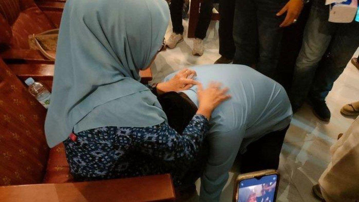 Calon bupati Garut nomor urut 02, Abdusy Syakur Amin, bersujud di kaki sang Ibu setelah dinyatakan unggul lewat hasil hitung cepat versi Lembaga Survei Indikator, Rabu (27/11/2024).