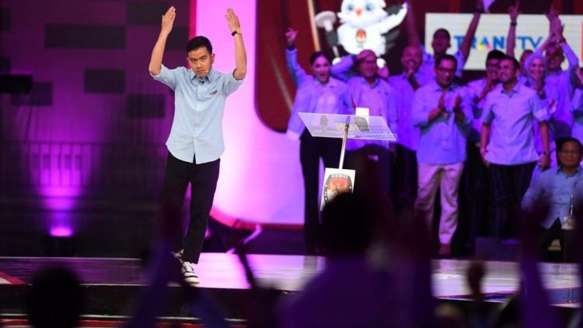 Calon wakil presiden nomor urut 2 Gibran Rakabuming Raka saat debat calon wakil presiden Pemilu 2024 di JCC, Jakarta, Jumat (22/12/2023). Debat kedua Pemilu 2024 diikuti tiga cawapres yang mengangkat tema ekonomi kerakyatan, ekonomi digital, keuangan, investasi pajak, perdagangan, pengelolaan APBN/APBD, infrastruktur, dan perkotaan.