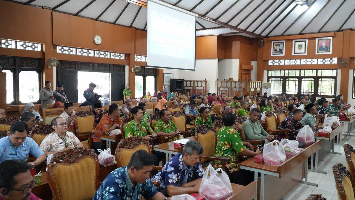SOSIALOISASI BUPATI HAMENANG - Camat dan paguyuban kepala desa se-Kabupaten Klaten menghadiri sosialisasi Program Pembebasan Tunggakan Pajak Kendaraan Bermotor (PKB) yang digelar Pemkab Klaten di Ruang Paripurna DPRD Klaten, Selasa (3/6/2025).