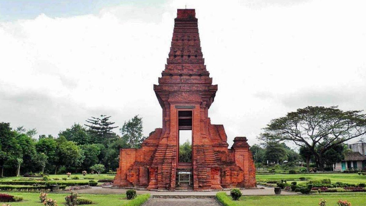 WISATA SEJARAH - Potret Candi Bajang Ratu disadur dari Kompas.com pada Rabu (16/4/2025). Candi Bajang Ratu berada di Mojokerto.