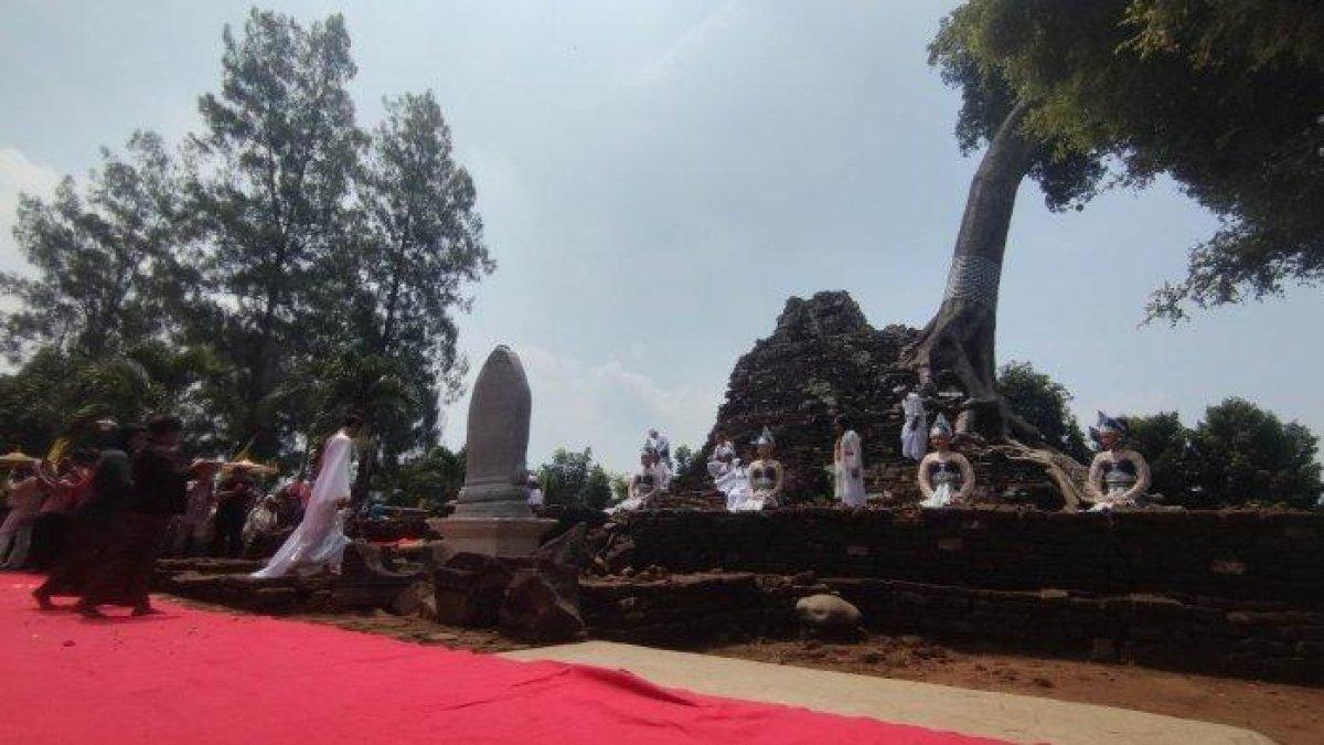 100 HARI KERJA - Prosesi manusuk sima digelar di Candi Lor saat Hari Jadi ke-1088 Kabupaten Nganjuk, Kamis (10/4/2025) Candi tersebut akan direkonstruksi lantaran strukturnya telah mengalami pelapukan.