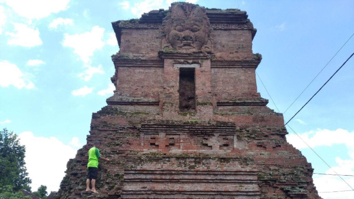 WISATA CANDI - Juru Pelihara Candi Ngetos Aris Trio Effendi membersihkan rumput yang tumbuh di Candi Ngetos, Minggu (14/3/2021). Candi Ngetos merupakan tempat pendharmaan Raja Hayam Wuruk.