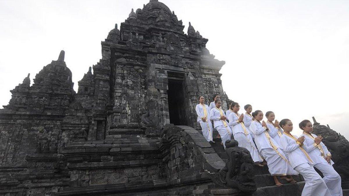 Sejumlah Umat Buddha keluar dari Candi Sewu saat prosesi Sarana Puja Waisak di Candi Sewu, Prambanan, Klaten, Jawa Tengah, Sabtu (18/5/2019).