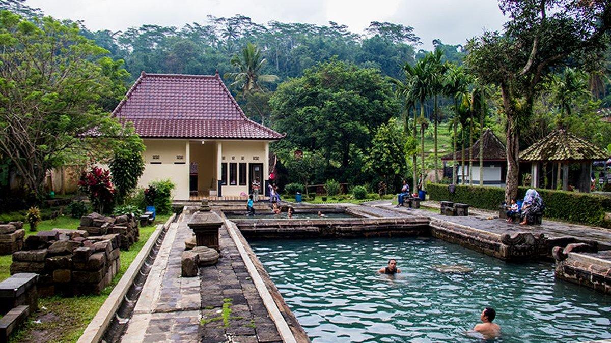 WISATA DI MAGELANG - Candi Umbul Magelang dengan kolam pemandian air panas alaminya.