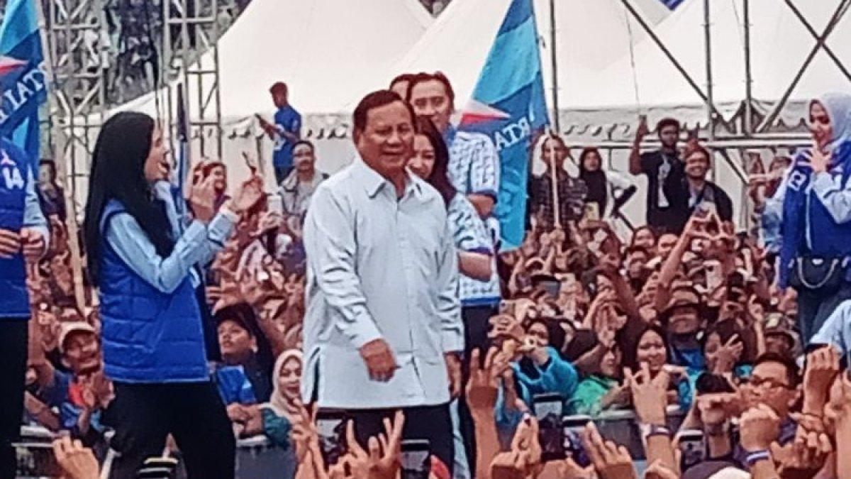 Capres 02 Prabowo Subianto saat memberi orasi dalam kegiatan kampanye Partai Demokrat di Stadion Gajayana, Kota Malang, Jawa Timur pada Kamis (1/2/2024).