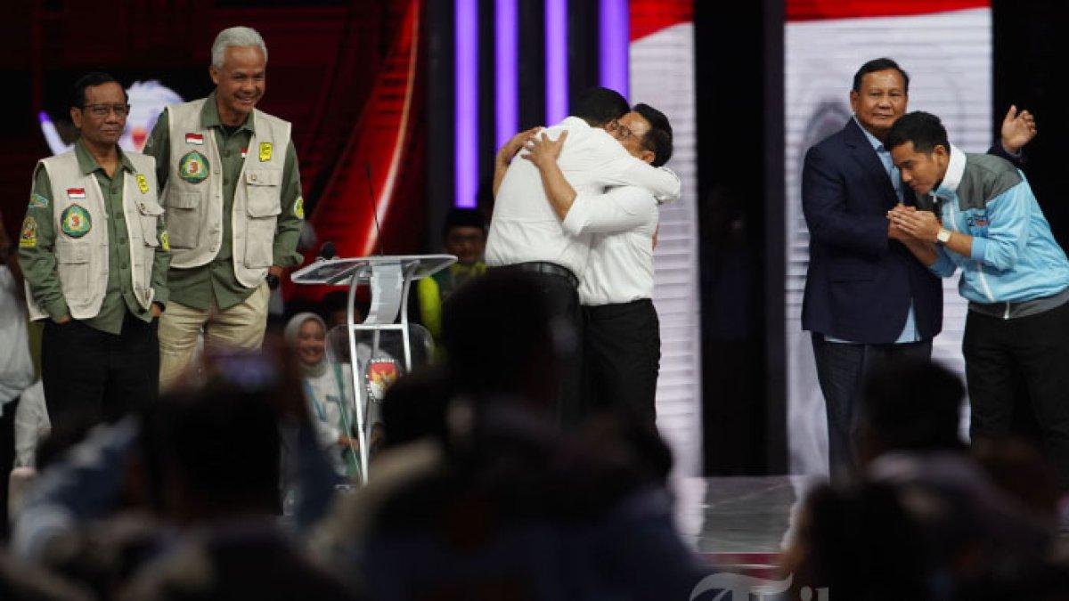 Capres dan cawapres nomor urut satu Anies Baswedan dan Muhaimin Iskandar bersama capres dan cawapres nomor urut dua Prabowo Subianto dan Gibran Rakabuming Raka serta capres dan cawapres nomor urut 3 Ganjar Pranowo dan Mahfud MD usai mengikuti debat keempat Pilpres 2024 di JCC Senayan, Jakarta, Minggu (21/1/2024). Debat keempat ini bertemakan energi, sumber daya alam, sumber daya manusia, ajak karbon, lingkungan hidup dan agraria serta masyarakat adat.