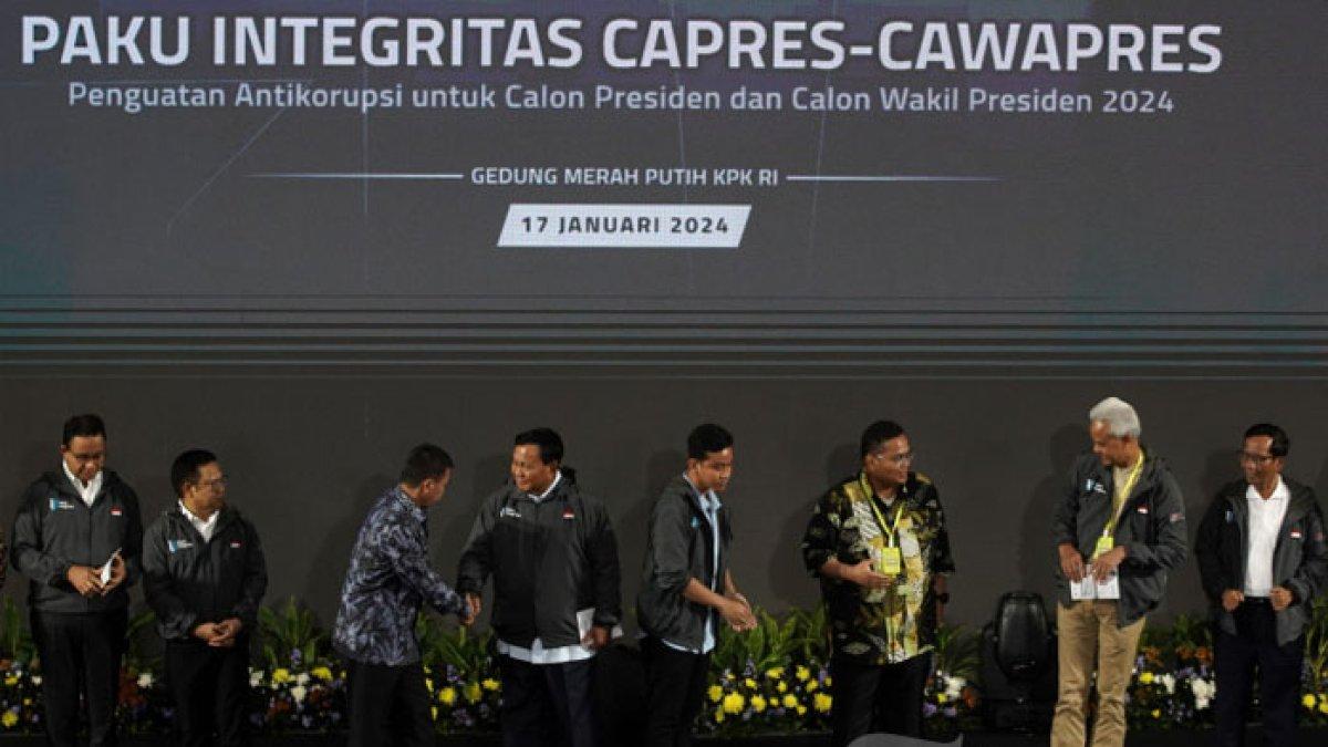 Calon Presiden dan calon wakil presiden nomor urut 1 Anies Baswedan dan Muhaimin Iskandar bersama calon presiden dan calon wakil presiden nomor urut 2 Prabowo Subianto dan Gibran Rakabuming Raka serta calon presiden dan calon wakil presiden nomor urut 3 Ganjar Pranowo dan Mahfud MD berfoto bersama saat acara Paku Integritas Capres dan Cawapres di Gedung Merah Putih KPK, Jakarta, Rabu (17/1/2024). KPK menggelar Penguatan Anti-Korupsi Untuk Penyelenggara Berintegritas (Paku Integritas) yang bertujuan untuk menguatkan komitmen capres dan cawapres untuk pemberantasan korupsi.