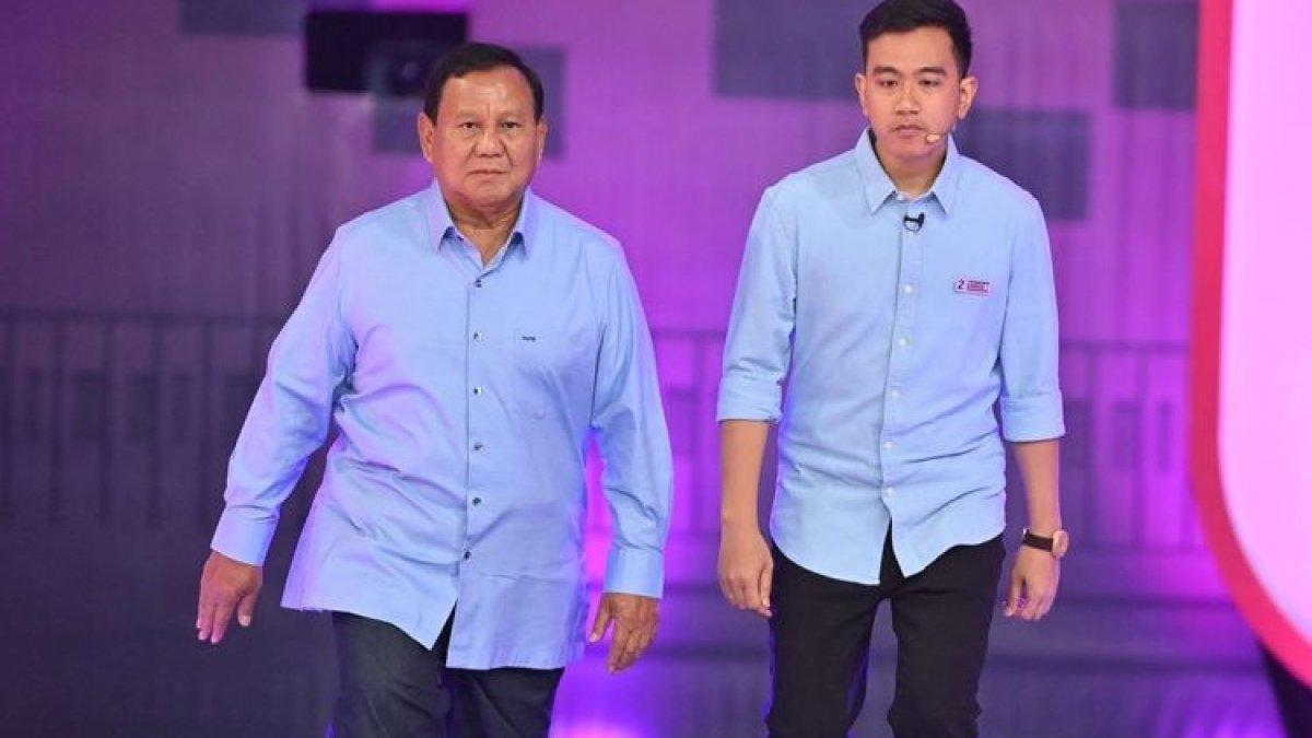 Calon presiden-wakil presiden nomor urut 2 Prabowo Subianto dan Gibran Rakabuming Raka memasuki ruangan untuk mengikuti debat kedua calon wakil presiden Pemilu 2024 di JCC, Jakarta, Jumat (22/12/2023). Gibran menyebut soal hilirisasi digital dalam Debat Cawapres 2024.
