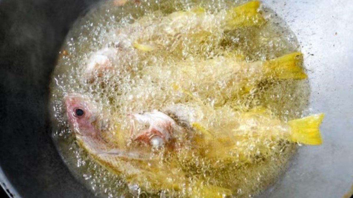 Cara mudah membersihkan minyak goreng yang keruh