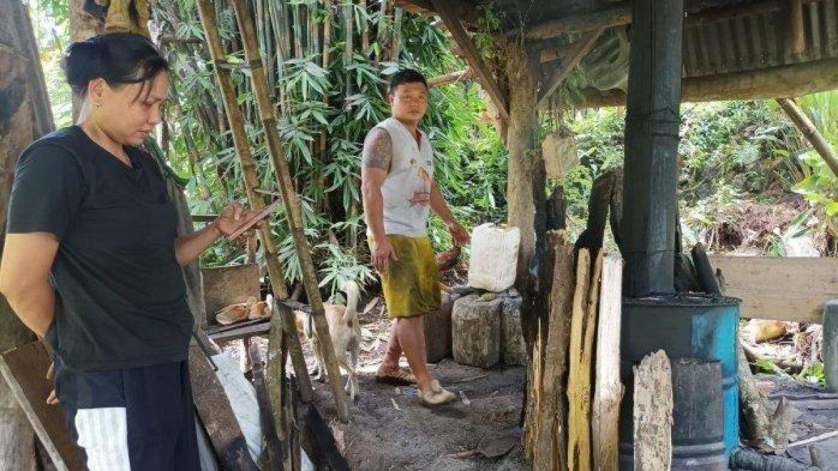 PRODUKSI CAP TIKUS - Pasangan suami istri bernama Maikel dan Yunita dari Desa Wiau Lapi Kecamatan Tareran, Minahasa Selatan, Sulawesi Utara sudah lebih dari 10 tahun menjalankan usaha pengolahan cap tikus. Foto diambil pada Oktober 2022 lalu, saat Tim TribunManado.co.id menyambangi tempat pengolahan cap tikus milik Maikel di Desa Wiau.