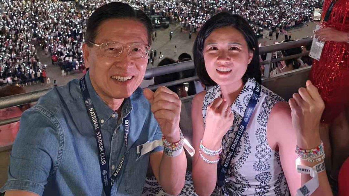 CAROLINE RIADY - Caroline Riady bersama sang ayah, James Riady, saat menonton konser diunduh dari Instagram.com Senin (17/2/2025). Caroline Riady viral setelah dirinya menaiki helikopter saat pulang bekerja.