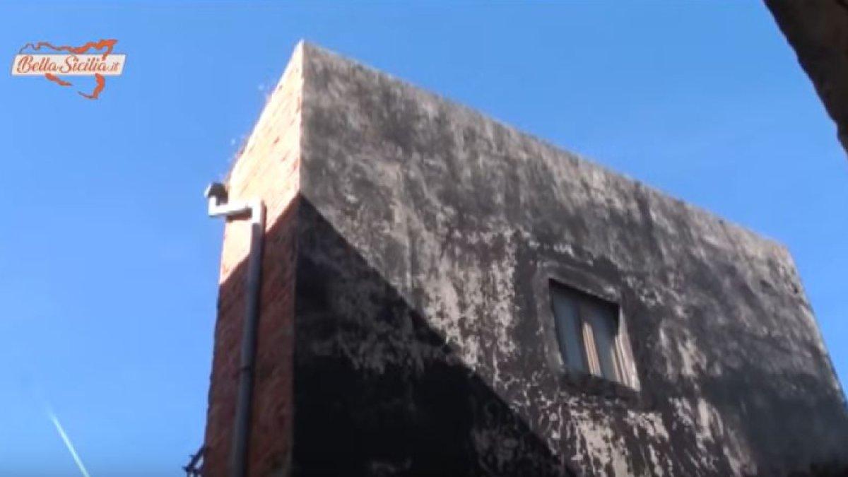 Casa du Currivu di desa Petralia Sottana, Sisilia, Italia