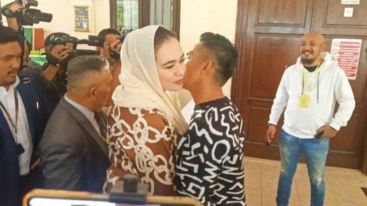 Catherine Wilson dan Idham Mase bertemu di Pengadilan Agama Depok, Jawa Barat, Selasa (3/12/2024).