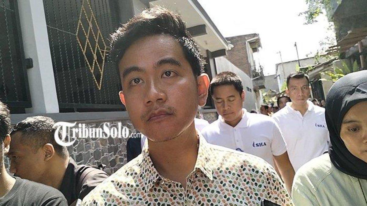 Cawapres nomor urut 2 Gibran Rakabuming Raka di Kelurahan Sewu, Jebres, Senin (12/2/2024).