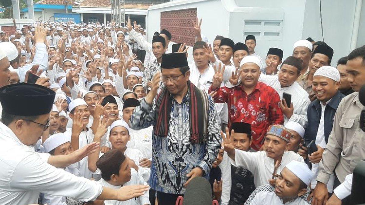 Cawapres nomor urut 3 Mahfud MD di Ponpes Miftahul Ulum Banyuputih Lumajang Kamis (28/12/2023)