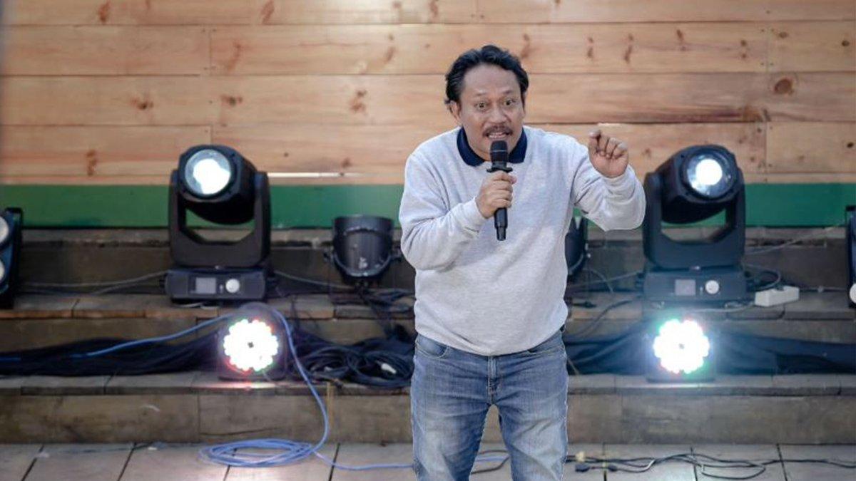 MASA LALU KOMIKA - Aksi Arief Didu saat stand up. Foto tangkapan layar dari Instagram Arief Didu.