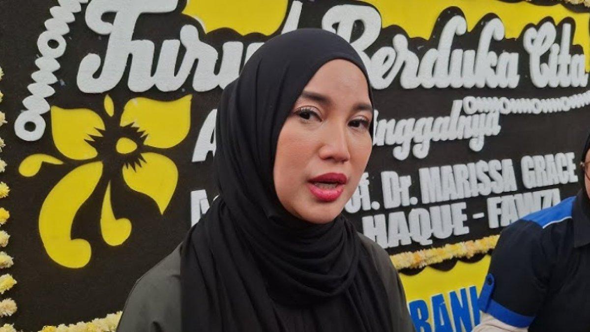 Chacha Frederica turut hadir melayat Marissa Haque