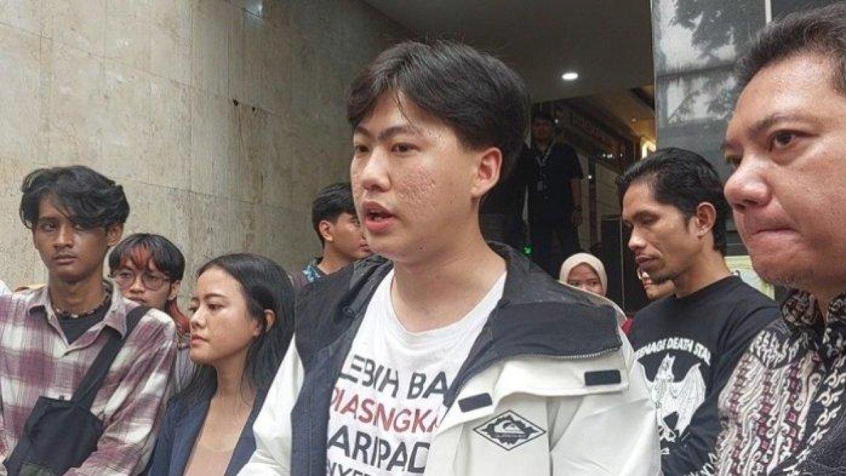 DEMO MAYDAY - Cho Yong Gi, mahasiswa Fakultas Ilmu Budaya program studi Ilmu Filsafat Universitas Indonesia (UI) ditetapkan tersangka kasus demo ricuh saat aksi MayDay 2025 di depan Gedung DPR/MPR RI. Dia kini menjalani pemeriksaan di Polda Metro Jaya, Jakarta, Selasa (3/6/2025).
