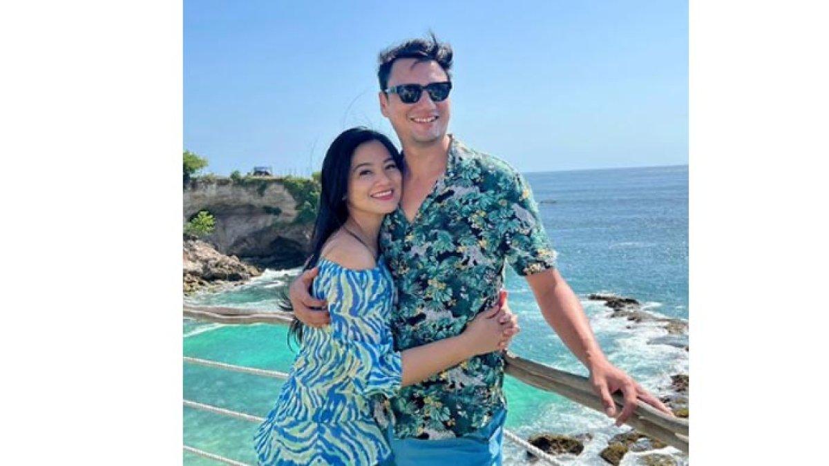 Christian Sugiono dan Titi Kamal mesra