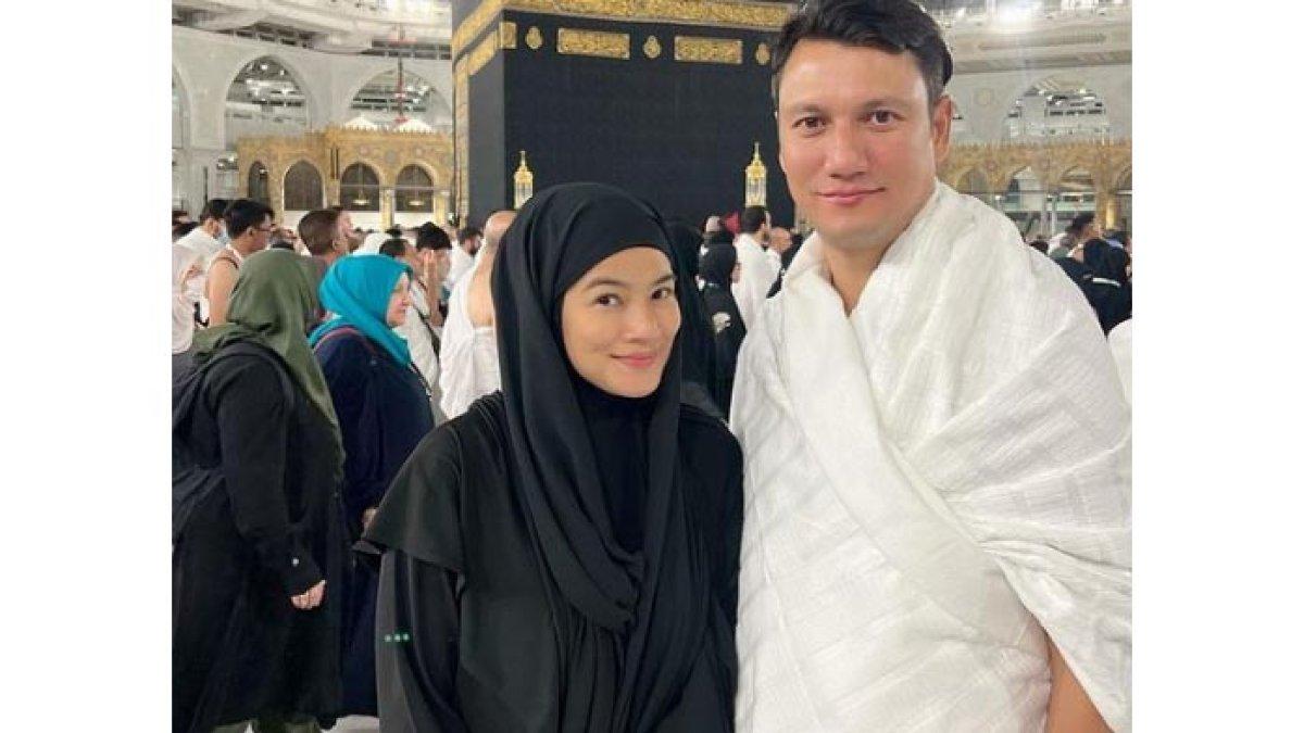 Christian Sugiono dan Titi Kamal umrah bareng