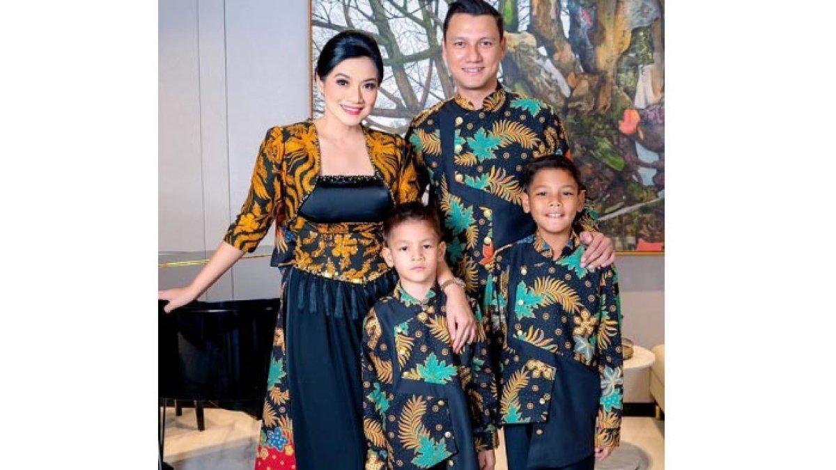 Christian Sugiono dan Titi Kamal bersama kedua anaknya.