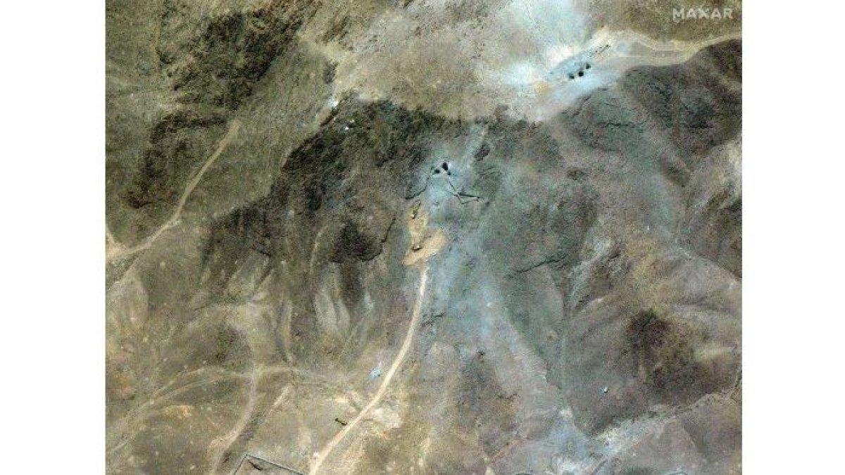 FASILITAS NUKLIR IRAN - Citra satelit menampilkan ekskavator yang tampak sedang memperbaiki akses ke fasilitas bawah tanah Iran di Fordow. Fordow dan 2 fasilitas nuklir Iran lainnya, menjadi sasaran serangan udara AS dan Israel.