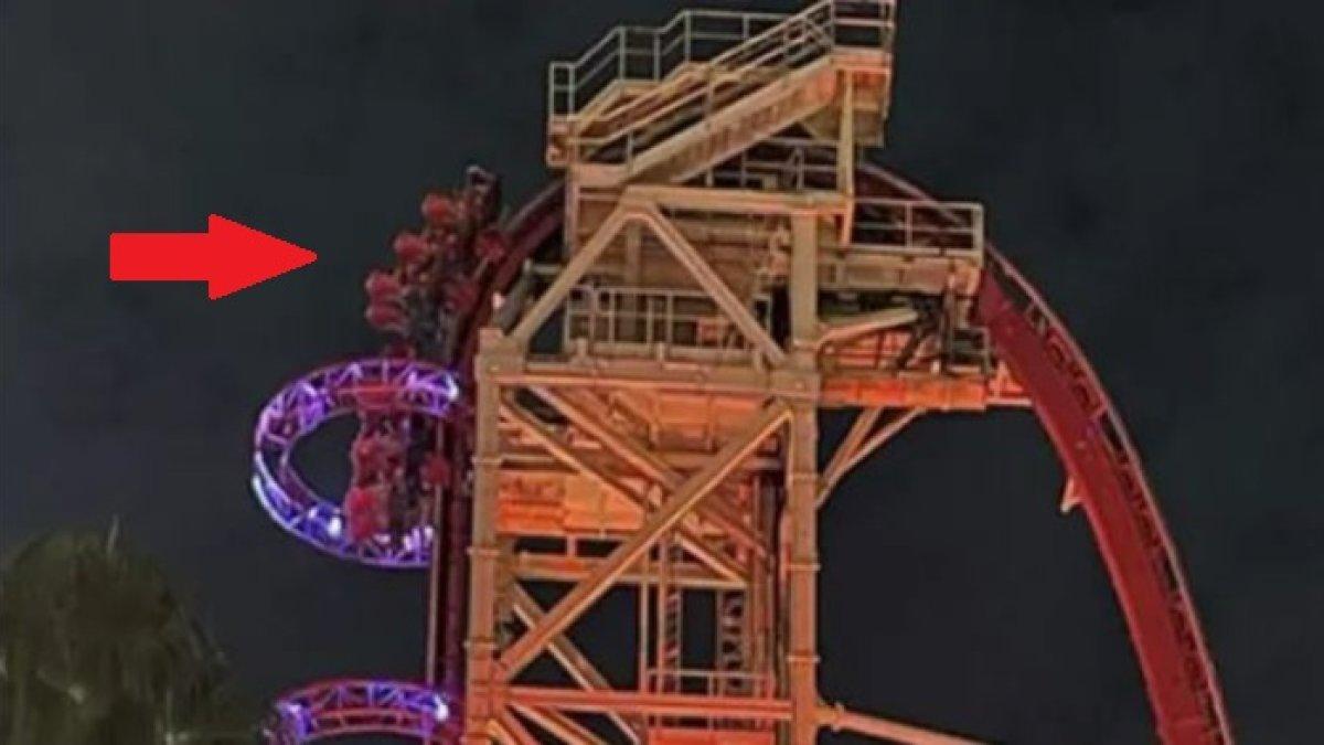 Sebuah mobil dari coaster Hollywood Rip Ride Rockit berhenti di tempat yang canggung selama hampir satu jam