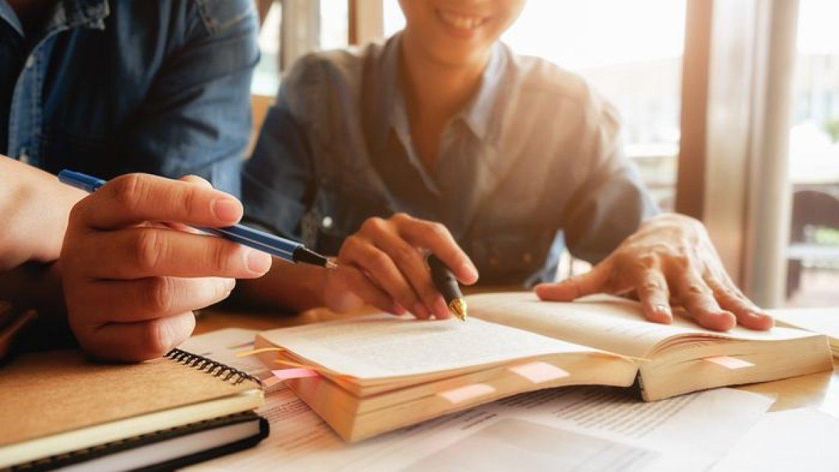 Contoh kalimat yang mengandung majas