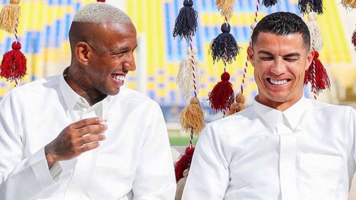 Cristiano Ronaldo saat mengenakan gamis.