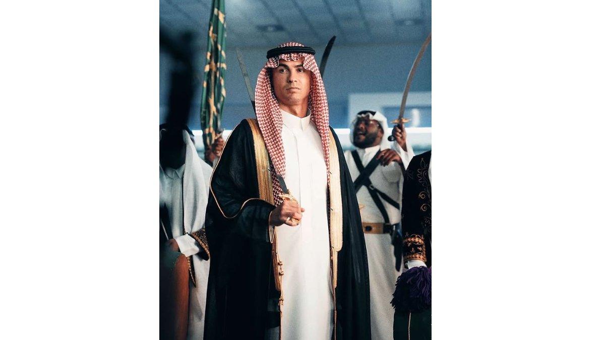 Cristiano Ronaldo saat mengenakan pakaian tradisional Arab Saudi.