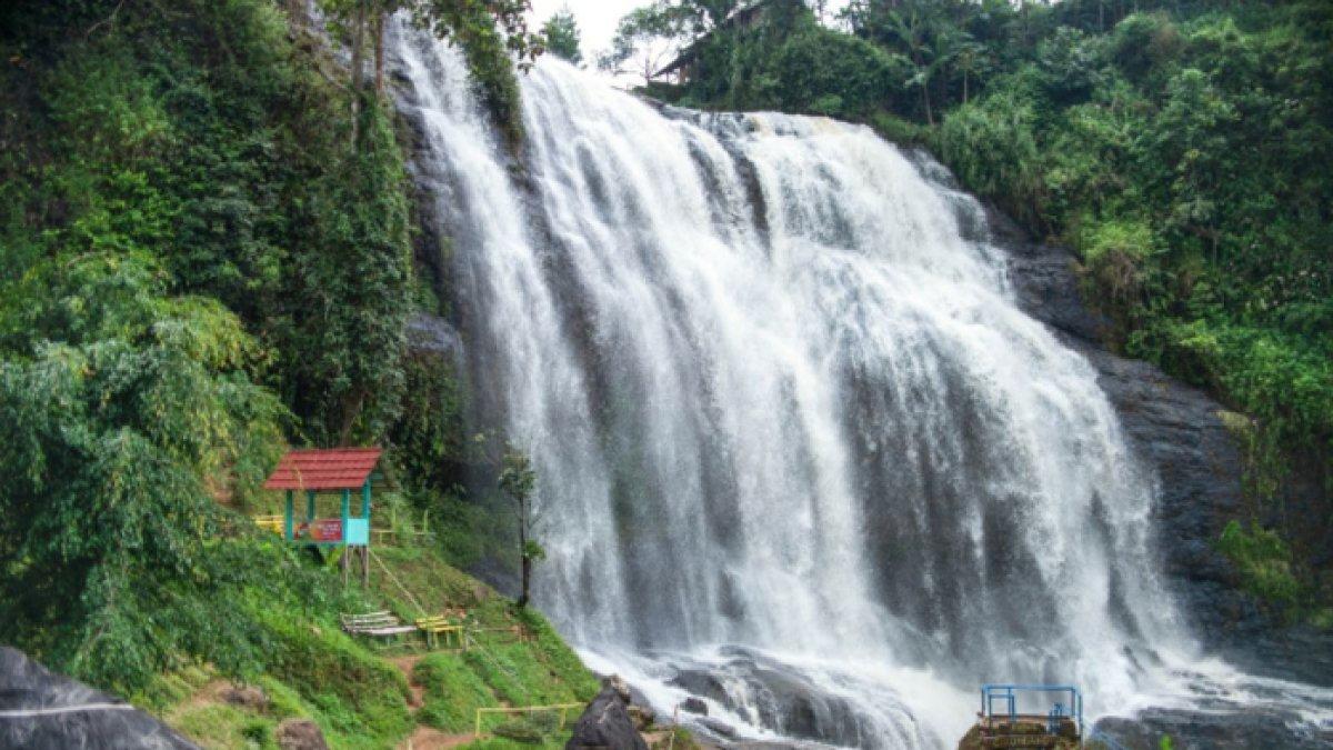 WISATA AIR - Potret Curug Cikodang disadur dari Kompas.com pada Jumat (14/3/2025). Curug Cikodang terletak di Situs Gunung Padang, tepatnya di Desa Sukadana, Kabupaten Cianjur.