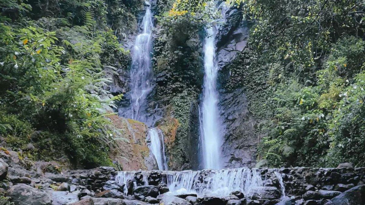 WISATA AIR - Potret salah satu lokasi air terjun di Curug Cilember disadur dari Kompas.com pada Jumat (25/4/2025). Curug Cilember berada di Bogor, Jawa Barat.