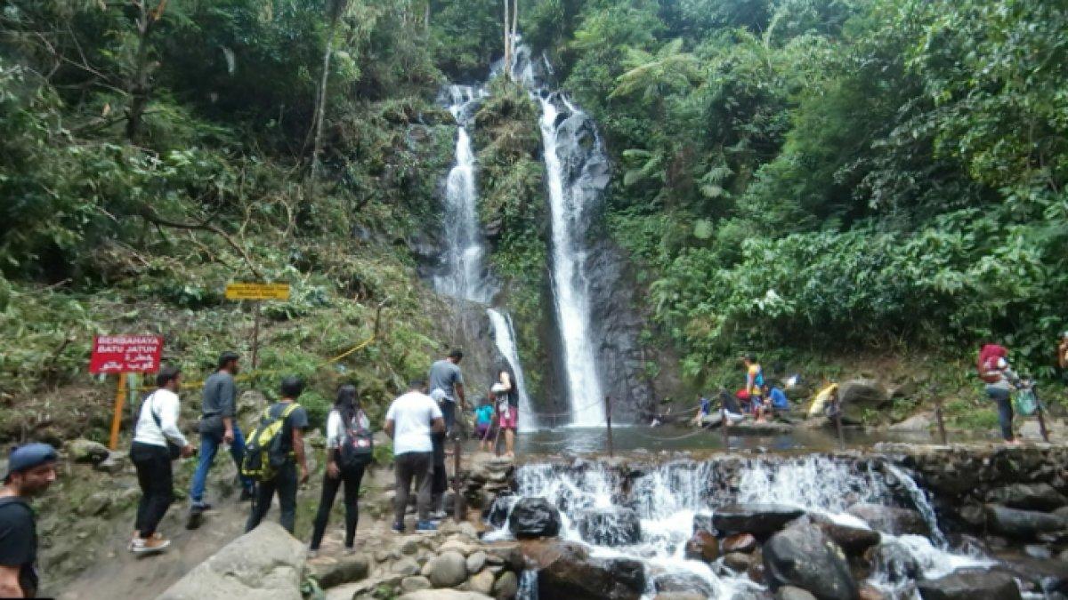 WISATA AIR - Potret Curug Cilember diambil dari Google Street View pada Jumat (25/4/2025). Curug Cilember terletak di Kabupaten Bogor, Jawa Barat.