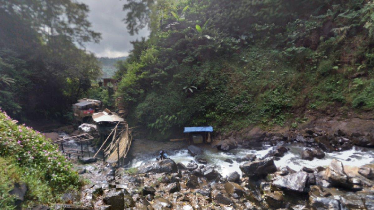 WISATA AIR - Potret Curug Cinulang diambil dari Google Street View pada Senin (21/4/2025). Curug Cinulang terletak di Kecamatan Cicalengka, Kabupaten Bandung