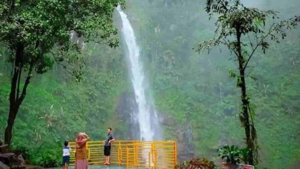 WISATA AIR - Potret Curug Cipendok disadur dari Kompas.com pada Senin (10/3/2025). Curug Cipendok adalah salah satu wisata alam di Kabupaten Banyumas, Jawa Tengah.