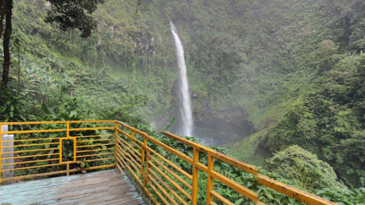 WISATA AIR - Potret Curug Cipendok diambil dari Google Street View pada Senin (10/3/2025). Curug Cipendok cocok untuk refreshing.