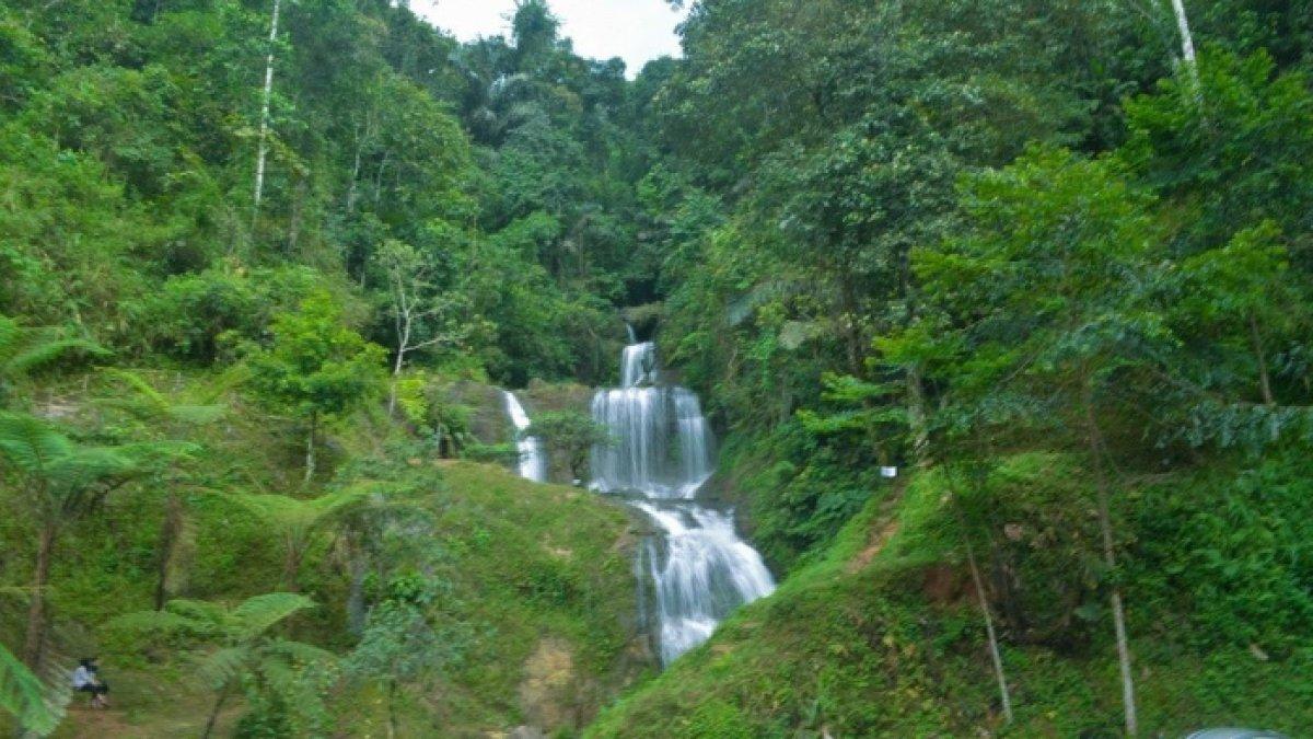 WISATA AIR - Potret Curug Gorobog disadur dari Kompas.com pada Senin (21/4/2025). Curug Gorobog terletak di Desa Citengah, Kecamatan Sumedang Selatan, Kabupaten Sumedang, Jawa Barat. 