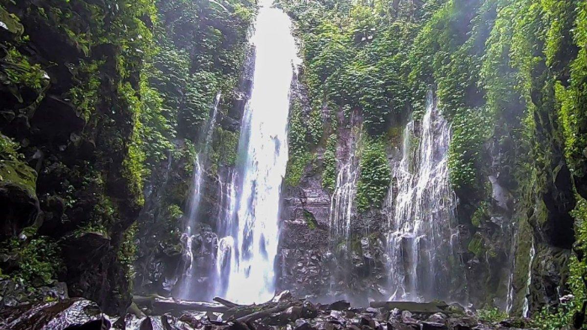 WISATA AIR - Potret Curug Lawe Benowo disadur dari Kompas.com pada Rabu (2/4/2025). Curug Lawe Benowo berada di Kecamatan Ungaran Barat.