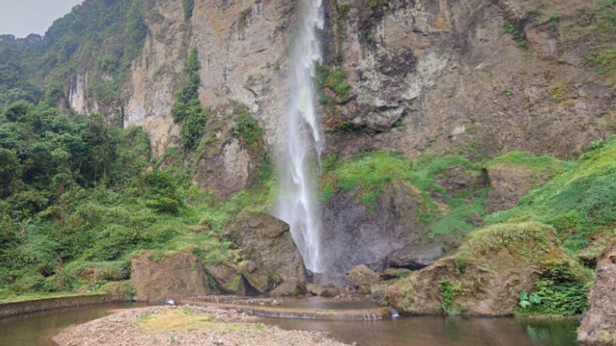 WISATA AIR - Potret Curug Ngebul diambil dari Google Street View pada Jumat (14/3/2025). Curug Ngebul berlokasi di Cianjur, Jawa Barat.