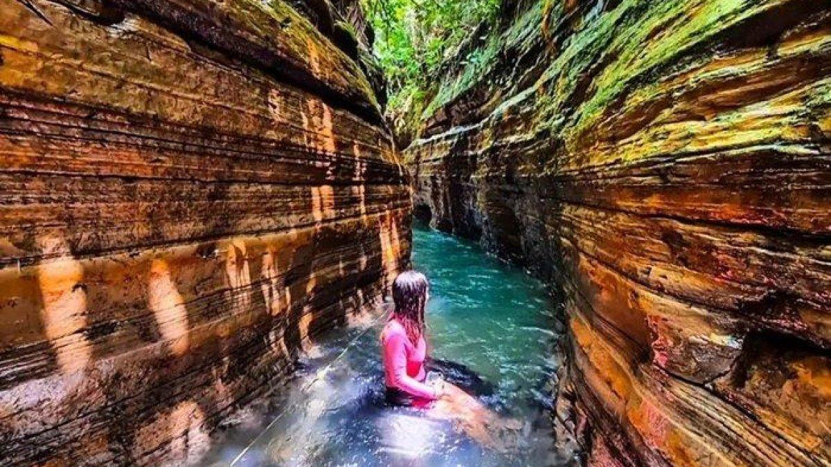 WISATA ALAM - Potret keindahan Curug Putri Carita disadur dari TribunTravel.com pada Senin (3/3/2025). Curug Putri Carita berada di Sukarame, Carita, Kabupaten Pandeglang, Banten dan dijuluki sebagai Grand Canyon-nya Banten.