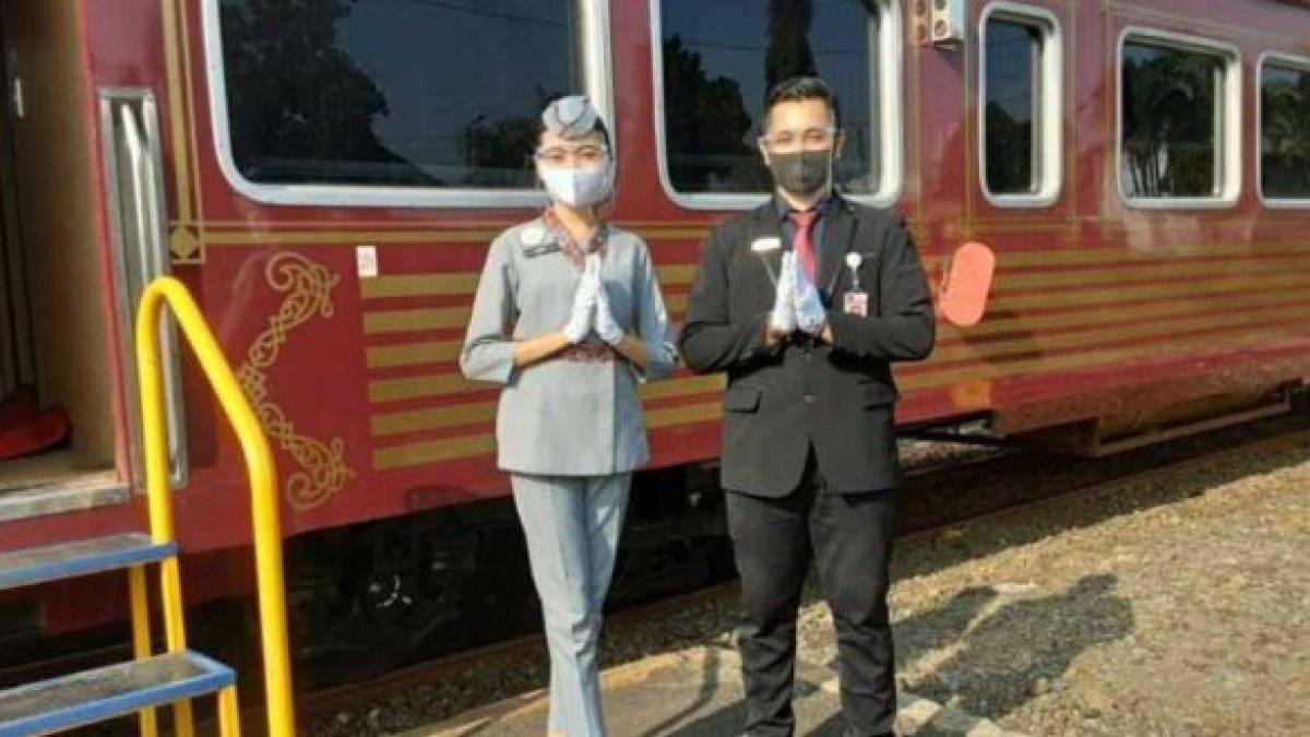 Customer Service On Train PT KAI Wisata.