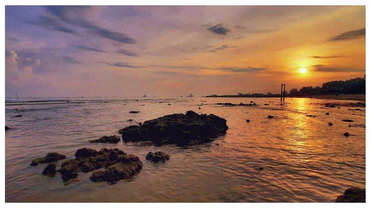 Pemandangan sore hari di Pantai Delegan