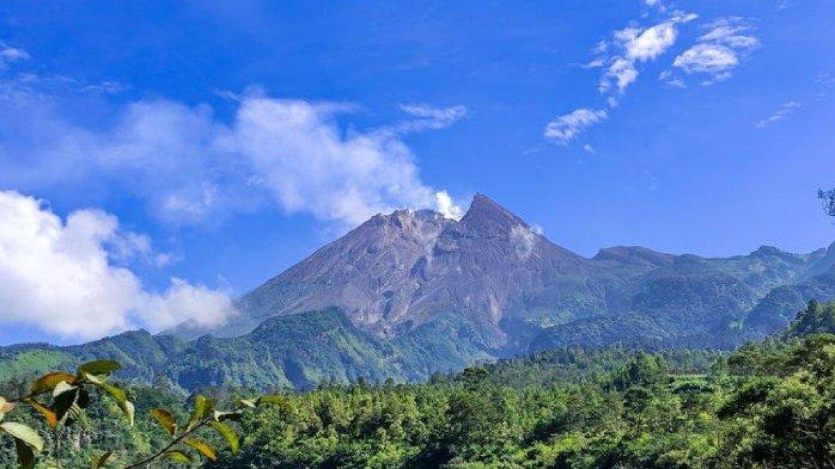 Puncak Gunung Merapi dilihat dari Wisata Deles Indah, Klaten.