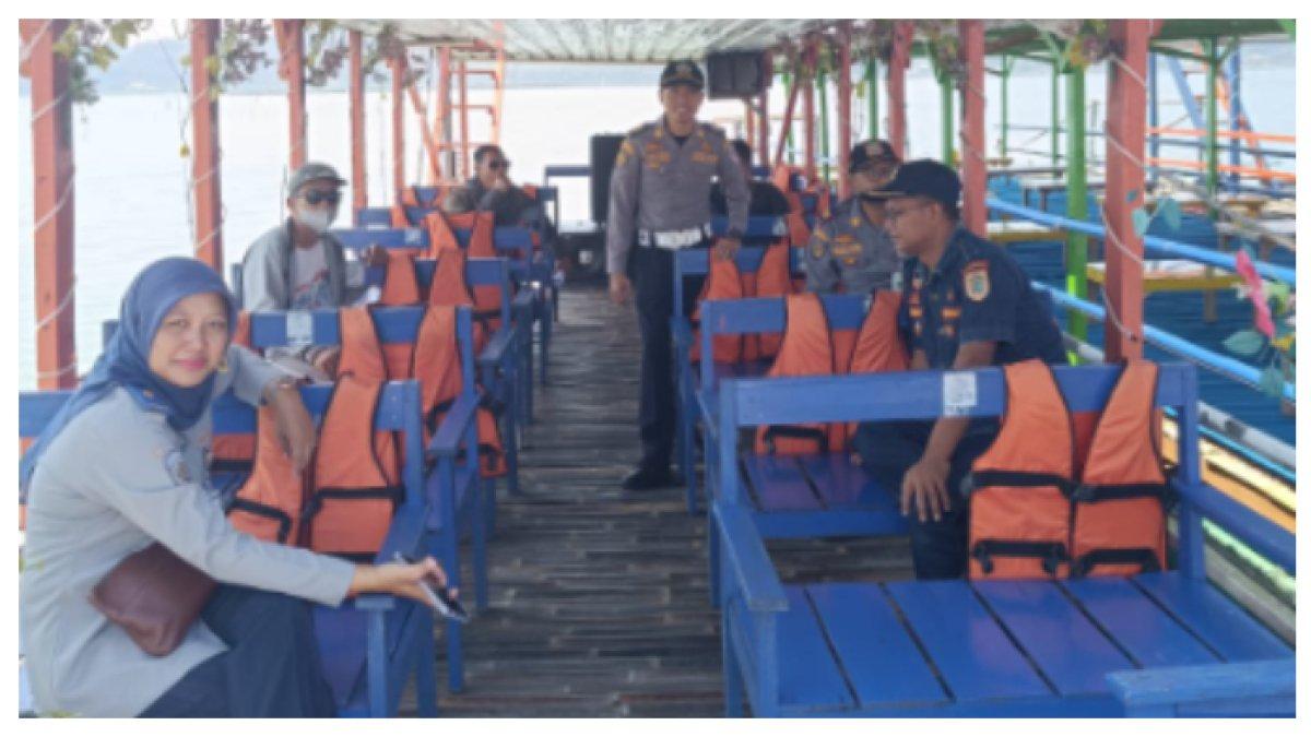 KABUPATEN KLATEN - Dinas Perhubungan (Dishub) Kabupaten Klaten melakukan pengecekan perahu wisata di kawasan wisata air Rowo Jombor, Kecamatan Bayat, Klaten