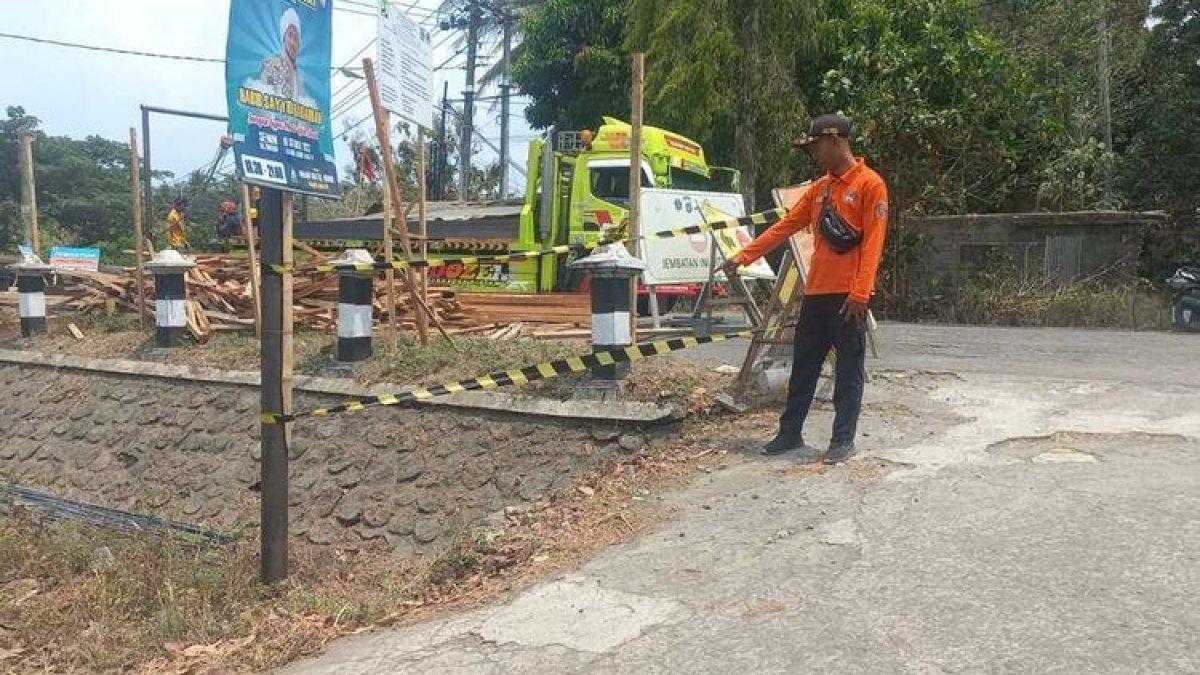 Pengendara motor terperosok ke dalam selokan di Jalan Daendels pada wilayah Dusun Karang Anyar, Kalurahan Karangwuni, Kapanewon Wates, Kabupaten Kulon Progo, Daerah Istimewa Yogyakarta. Korban merupakan lansia 90 tahun.
