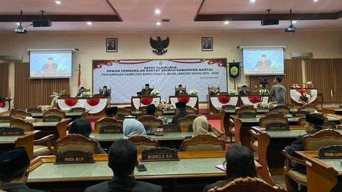 100 HARI KERJA - DPRD Kabupaten Bantul menggelar Rapur Penyampaian Sambutan Bupati Bantul Masa Jabatan tahun 2025-2030 di gedung DPRD Kabupaten Bantul, Kamis (6/3/2025).
