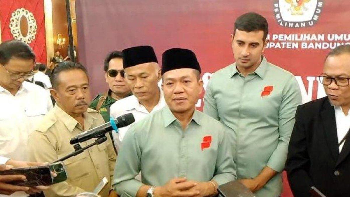 100 HARI KERJA - Dadang Supriatna-Ali Syakieb tengah diwawancarai awak media seusai penetapan sebagai Bupati dan Wakil Bupati Bandung oleh KPU Kabupaten Bandung di Hotel Sutanraja, Soreang, Kabupaten Bandung pada Rabu (5/2/2025).