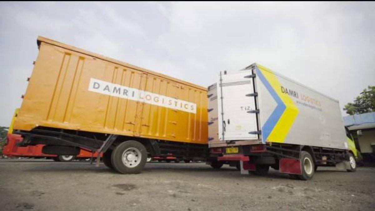 Damri bekerja sama dengan PT Kereta Api Logistik (Kalog) membuka layanan pengiriman barang Damri Logistics mulai dari Rp12.000.