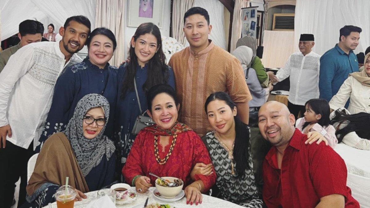 Danvy Rukmana saat berfoto bersama family.